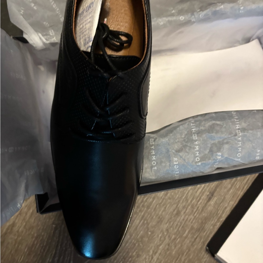 Tommy Hilfiger Black Leather Oxfords-dress shoes - Picture 3 of 6